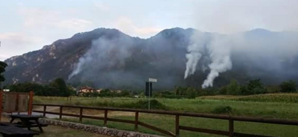E' tornato a bruciare il bosco sopra a Tremosine
